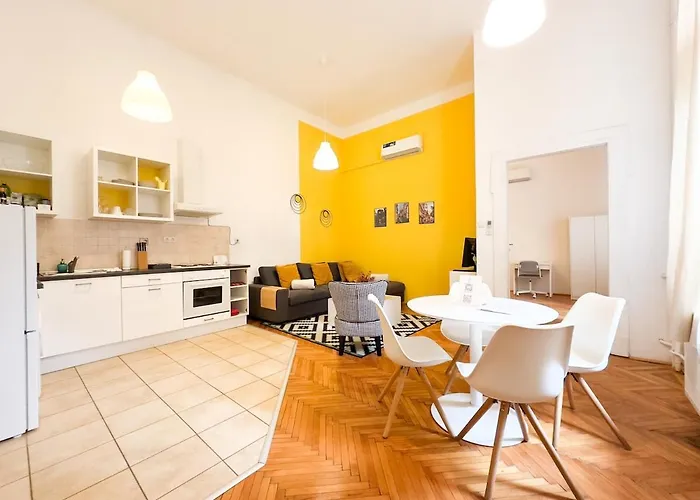 Large Peaceful 1Br Apt In Central Budapest - Yellow House