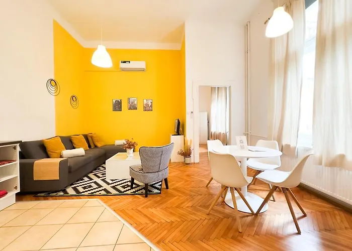 Large Peaceful 1Br Apt In Central Budapest - Yellow House