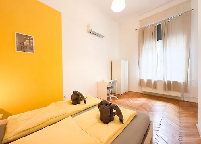 Large Peaceful 1Br Apt In Central Budapest - Yellow House