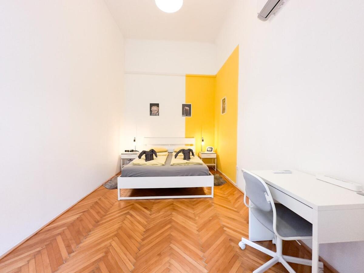 Apartament Large Peaceful 1br In - Yellow House